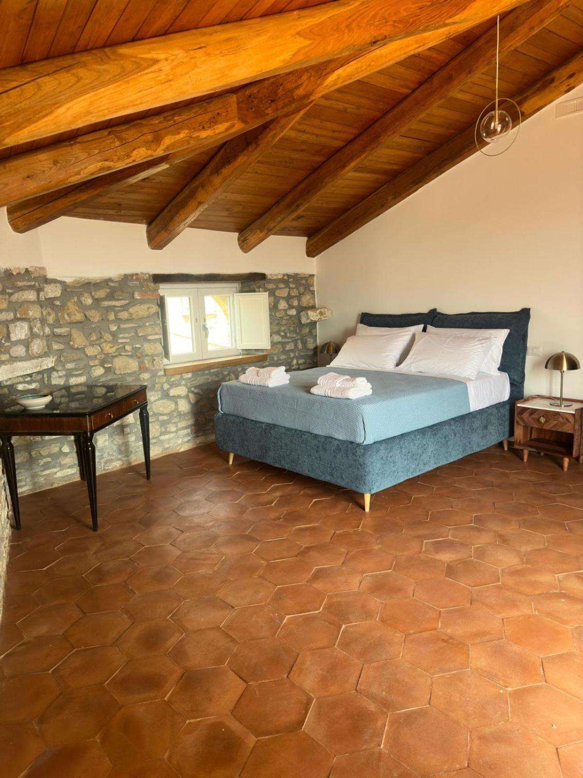 カステッラバーテ La Mansarda Bed & Breakfast エクステリア 写真